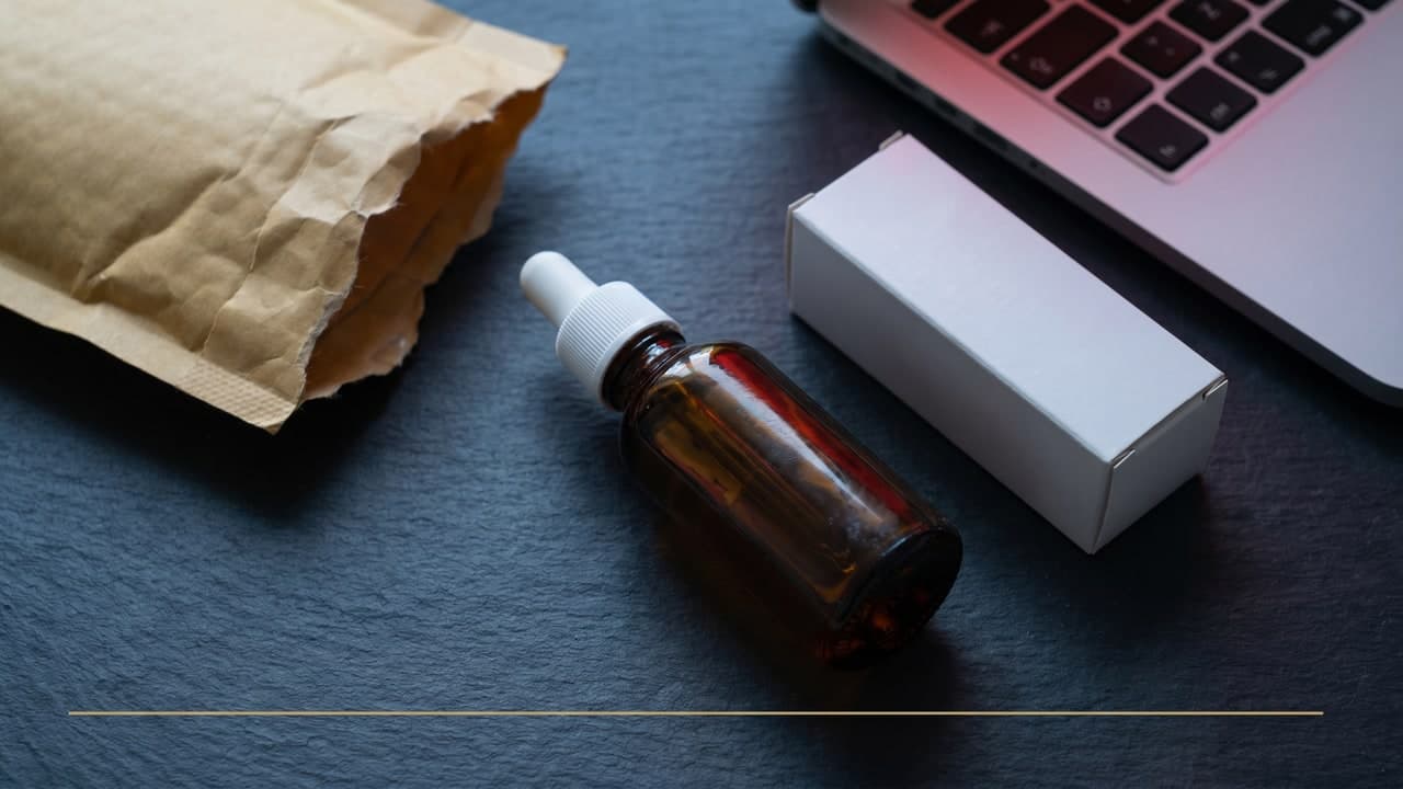 Flacon ambré sans marque et colis ouvert sur fond sombre évoquant l'achat en ligne risqué d'un médicament non autorisé