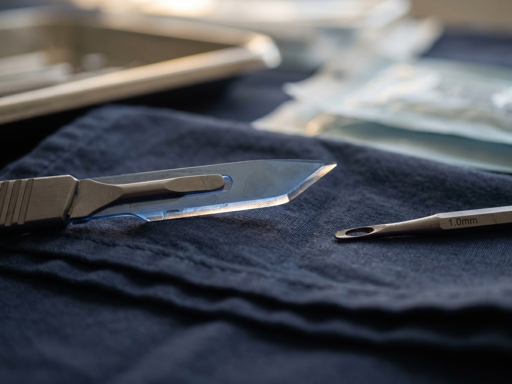 Outils chirurgicaux FUE Saphir adaptés aux cheveux crépus : punch elliptique 1.0mm et lame saphir