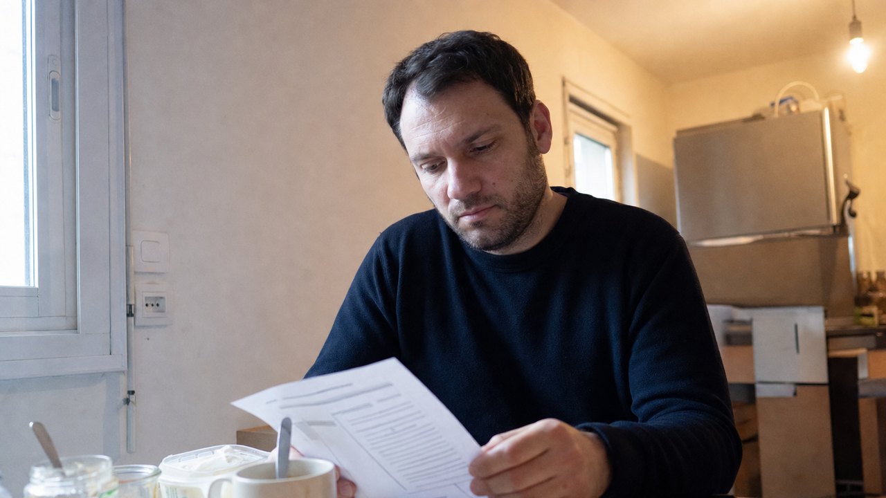 Lecture d'un devis avant signature — en France, quinze jours de réflexion sont obligatoires et aucun acompte ne peut être encaissé pendant ce délai