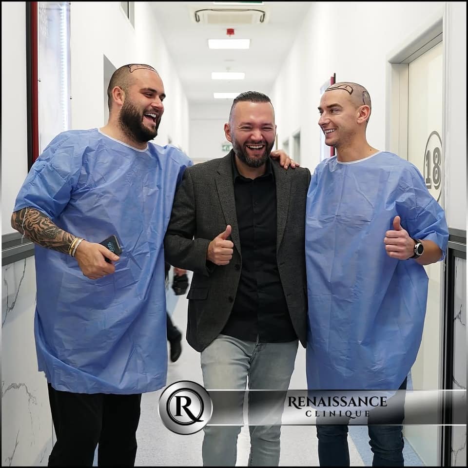 Kaan accompagnant un patient dans les couloirs de Renaissance Clinique à Istanbul