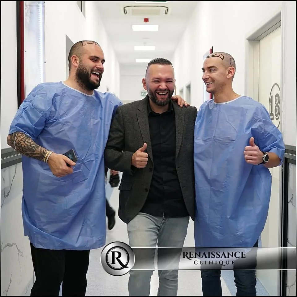 Kaan accompagnant un patient dans les couloirs de Renaissance Clinique à Istanbul
