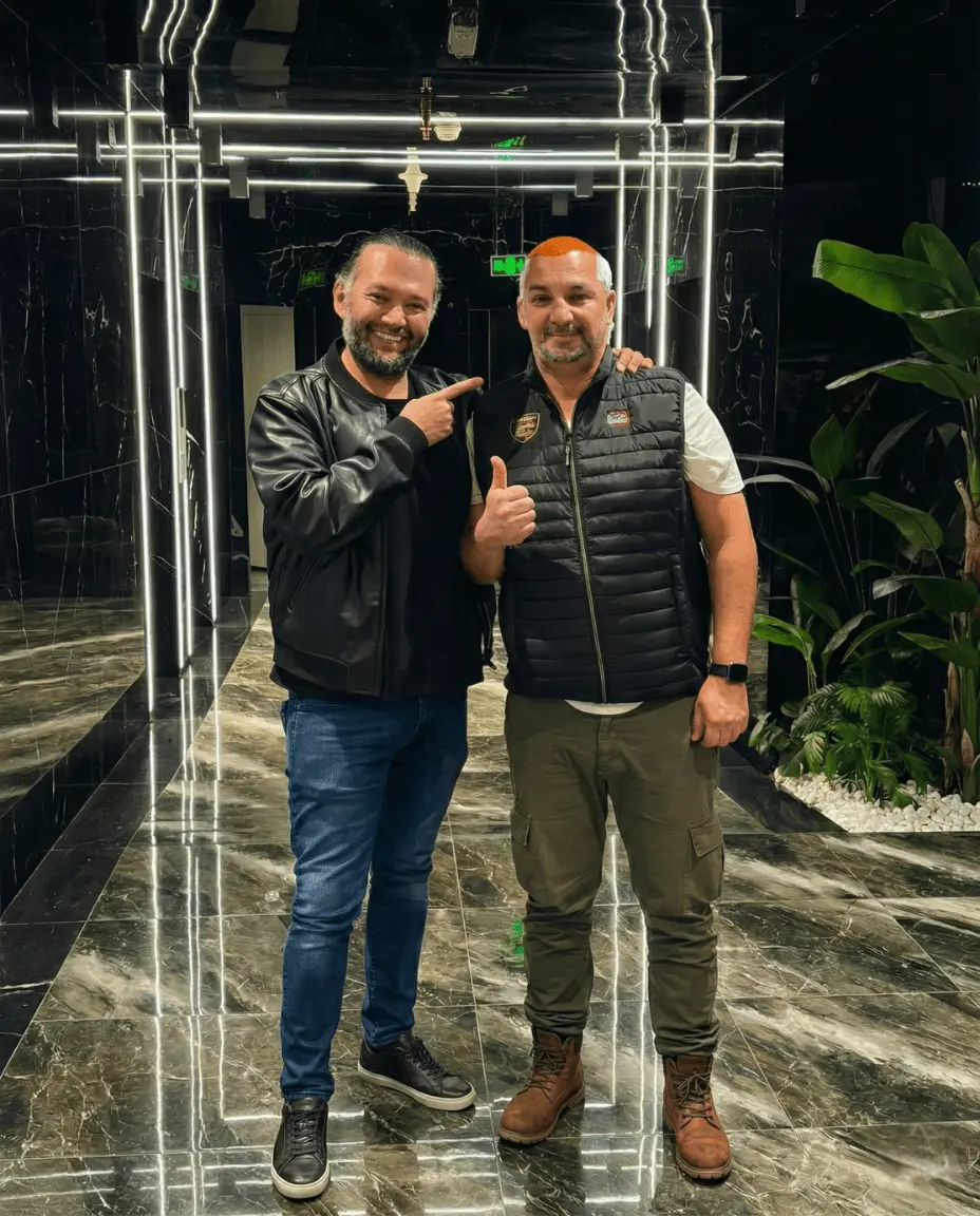 Kaan, fondateur de Renaissance Clinique Istanbul, coordinateur francophone dédié aux patients pour leur greffe de cheveux en Turquie