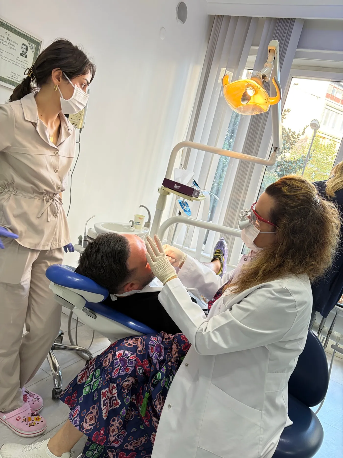 Nikola Lozina pendant la pose de ses facettes E-Max, entre les mains de l'équipe dentaire de Renaissance Clinique